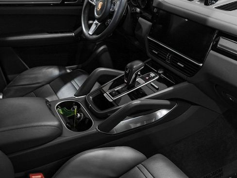 Used 2020 Porsche Cayenne Turbo AWD/4WD image 22