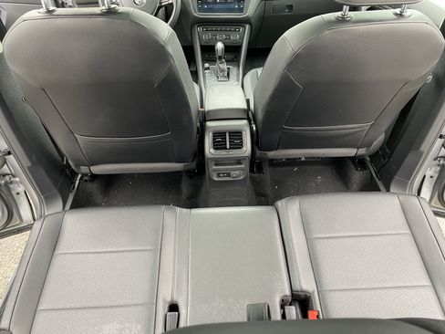 Used 2020 Volkswagen Tiguan SE image 19