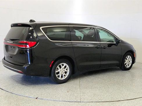 Used 2023 Chrysler Pacifica Touring-L FWD image 7