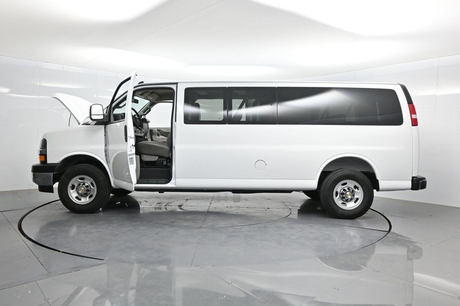 Used 2025 Chevrolet Express 3500 LT w/ LT Preferred Equipment Group RWD image 43