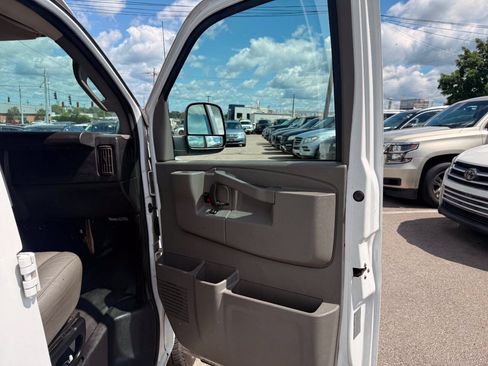 Used 2017 GMC Savana 3500 LS RWD image 32
