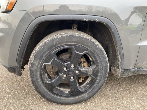 Used 2020 Jeep Grand Cherokee Laredo AWD/4WD image 23