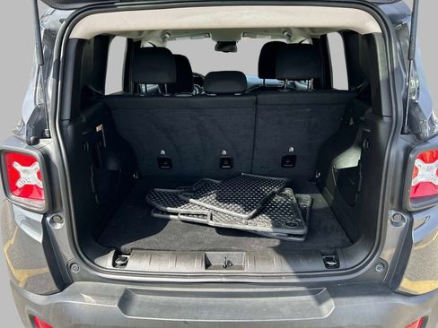 Certified 2023 Jeep Renegade Latitude w/ Premium Group AWD/4WD image 14