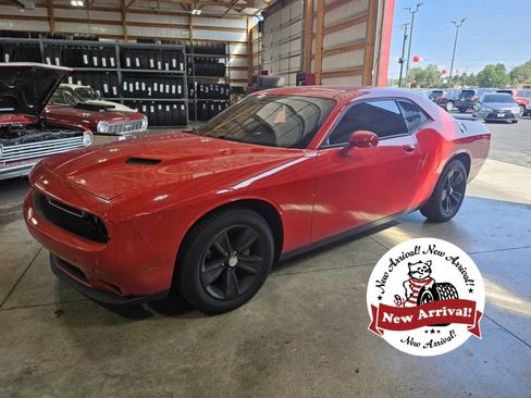 Used 2015 Dodge Challenger SXT w/ Driver Convenience Group RWD image 1