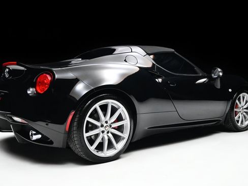 Used 2016 Alfa Romeo 4C Spider RWD image 32