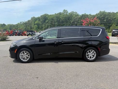 Used 2024 Chrysler Pacifica Touring-L FWD image 30