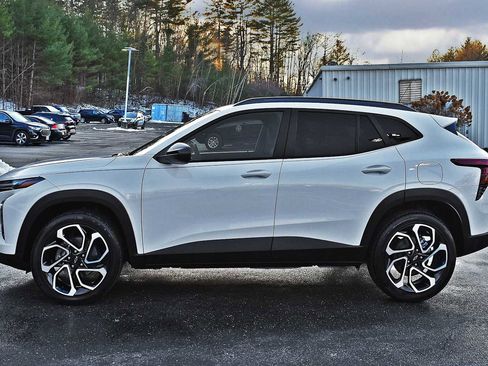 Used 2025 Chevrolet Trax RS w/ Sunroof Package image 4