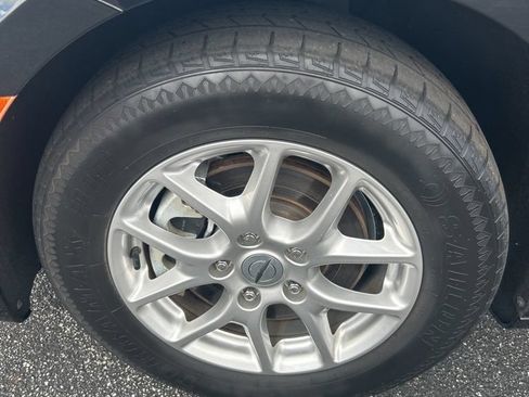 Used 2023 Chrysler Pacifica Touring-L FWD image 5