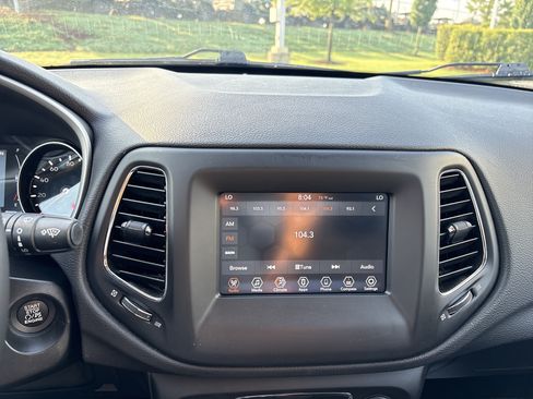 Used 2020 Jeep Compass Latitude AWD/4WD image 27