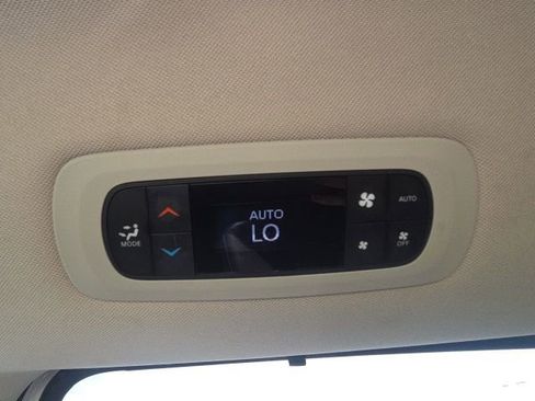 Used 2023 Chrysler Pacifica Touring-L FWD image 21