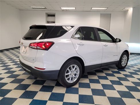 Used 2022 Chevrolet Equinox LT w/ Driver Convenience Package image 3