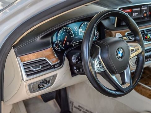 Used 2018 BMW 740i image 25