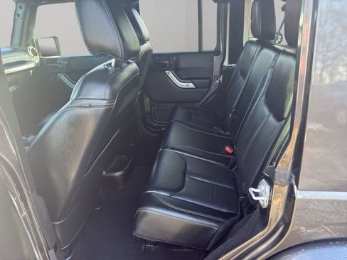 Used 2017 Jeep Wrangler Unlimited Rubicon w/ Cold Weather Group image 12