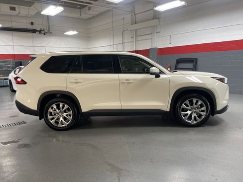 Used 2024 Toyota Grand Highlander Limited image 12