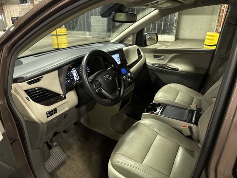 Used 2018 Toyota Sienna XLE w/ XLE Navigation Package image 30