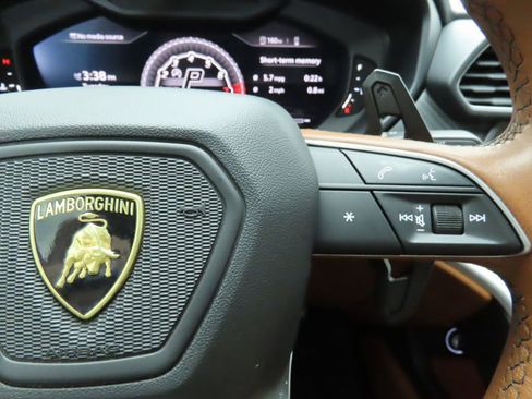 Used 2019 Lamborghini Urus image 12