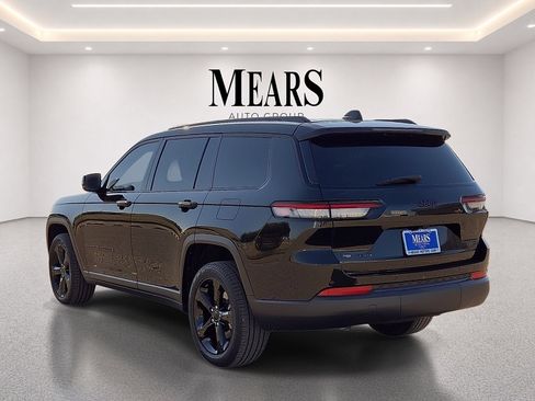 Used 2022 Jeep Grand Cherokee L Limited w/ Black Appearance Package AWD/4WD image 3