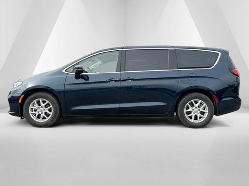 Used 2023 Chrysler Pacifica Touring-L image 4