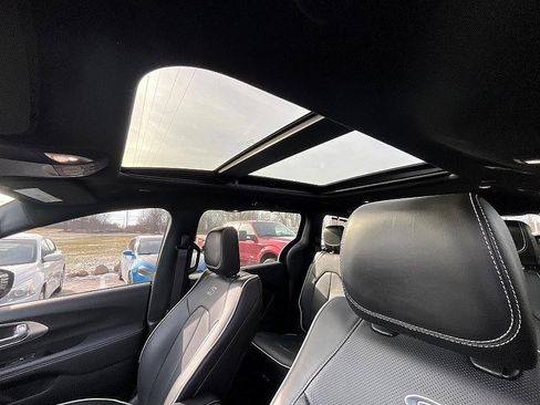 Used 2024 Chrysler Pacifica Limited w/ S Appearance Package image 17