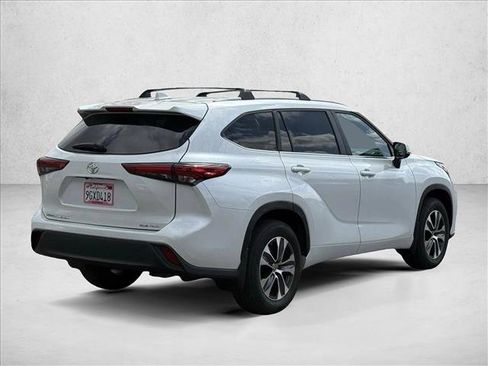 Used 2023 Toyota Highlander XLE AWD/4WD image 7