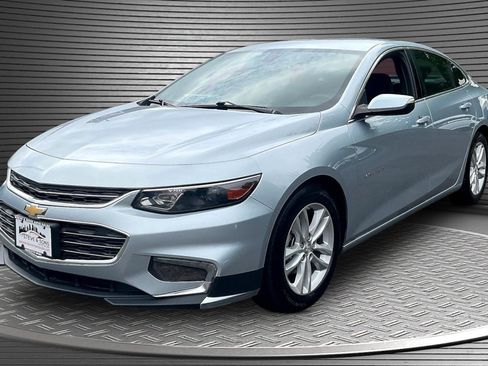 Used 2017 Chevrolet Malibu LT FWD image 3