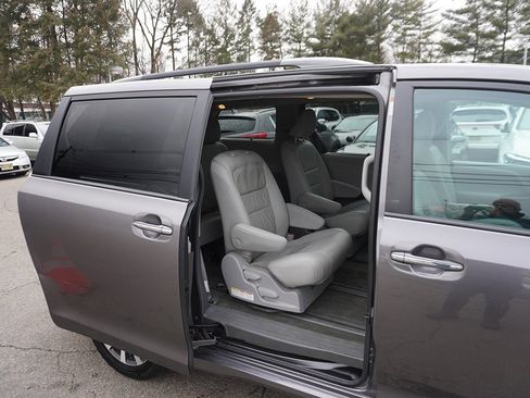 Used 2018 Toyota Sienna XLE w/ XLE Navigation Package image 27