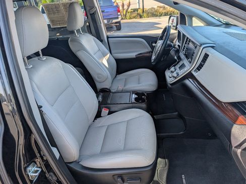 Used 2020 Toyota Sienna Limited Premium image 9