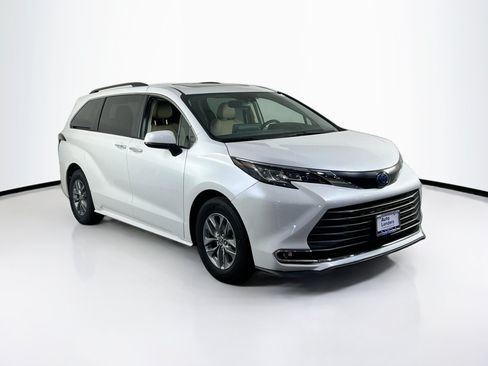 Used 2022 Toyota Sienna XLE w/ XLE Plus Package AWD/4WD image 3