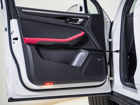 Certified 2025 Porsche Macan image 25