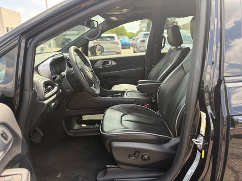 Certified 2025 Chrysler Pacifica Limited FWD image 23