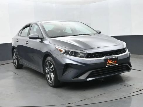 Used 2023 Kia Forte LXS FWD image 2