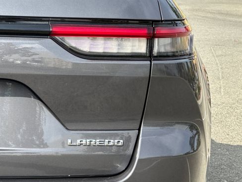 Used 2023 Jeep Grand Cherokee Laredo image 33