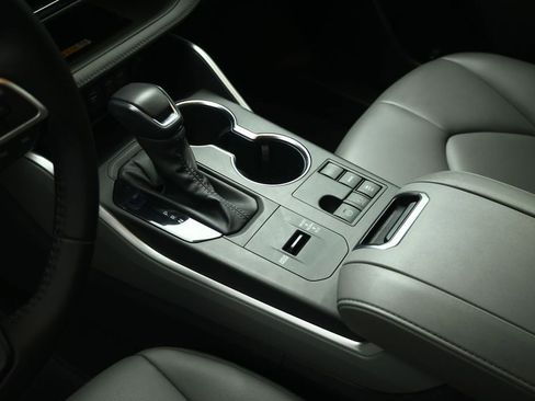 Used 2023 Toyota Highlander XLE FWD image 55