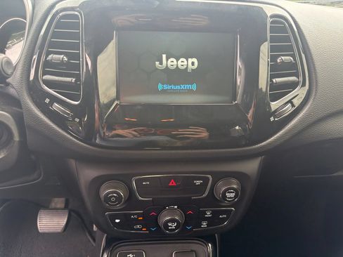 Used 2019 Jeep Compass Latitude FWD image 11