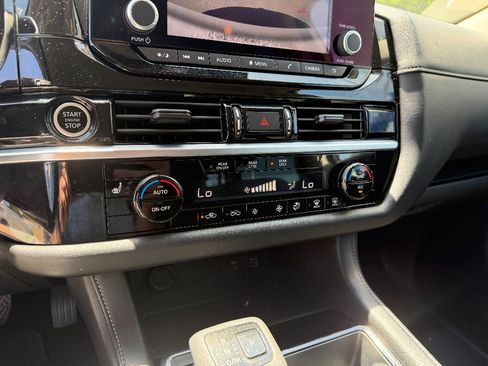 Used 2024 Nissan Pathfinder SV image 27