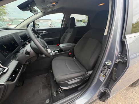 Used 2025 Kia Sportage LX FWD image 32