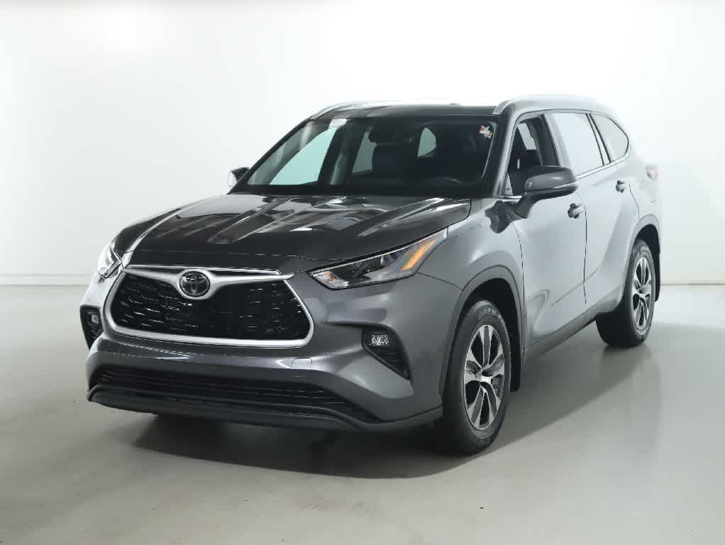 Used 2024 Toyota Highlander XLE AWD/4WD image 1