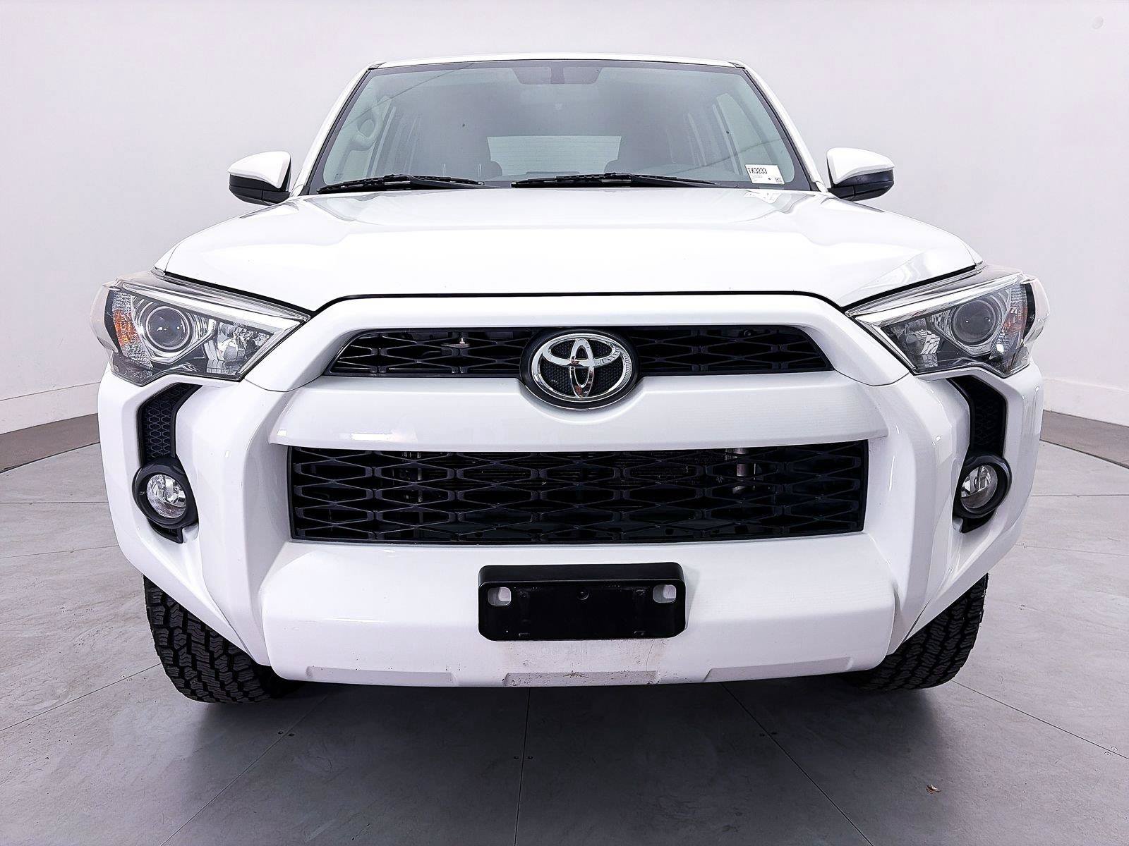 Used 2018 Toyota 4Runner SR5 AWD/4WD image 3