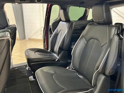 Used 2023 Chrysler Pacifica Limited w/ Uconnect Theater Family Group FWD image 13