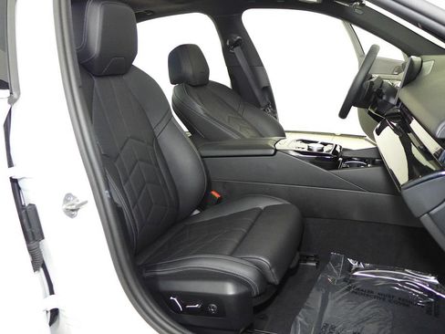 Used 2024 BMW 530i w/ Convenience Package RWD image 19