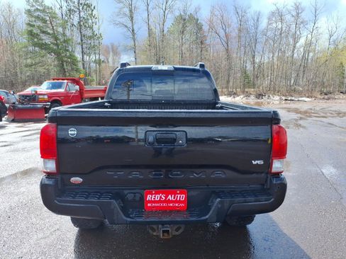 Used 2017 Toyota Tacoma TRD Off-Road AWD/4WD image 5
