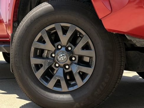 Used 2022 Toyota Tacoma SR5 RWD image 11