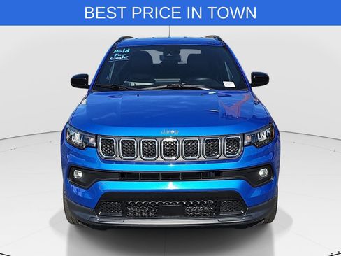 Used 2023 Jeep Compass Latitude AWD/4WD image 2