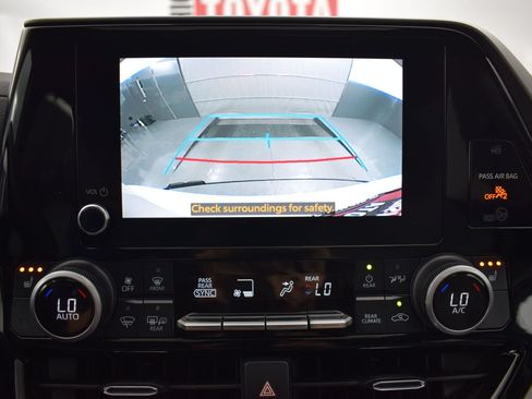 Used 2024 Toyota Highlander XLE AWD/4WD image 18