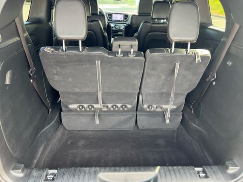Used 2025 Chrysler Pacifica Select FWD image 10