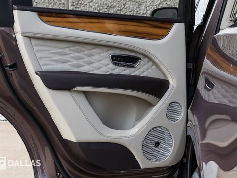 Used 2024 Bentley Bentayga Azure image 30