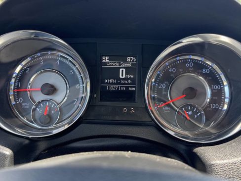 Used 2015 Chrysler Town & Country Touring FWD image 18