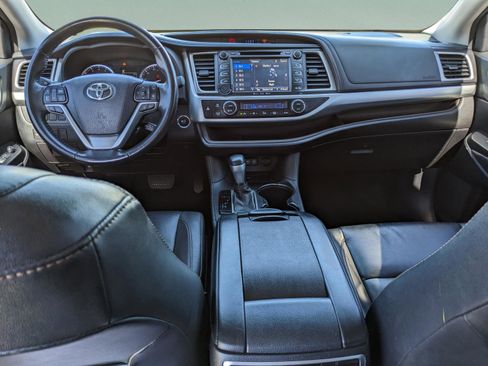 Used 2018 Toyota Highlander XLE image 11