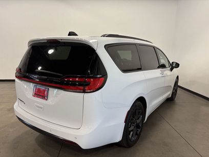 Used 2023 Chrysler Pacifica Touring-L w/ S Appearance Package