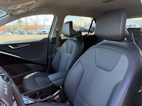 Used 2025 Kia Niro EX image 15